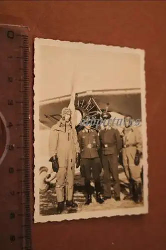 tolles altes Foto - Piloten posieren vor einem Flugzeug 