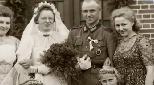 tolles altes Glasnegativ - Hochzeit eines Soldaten mit Bandspange und ISA