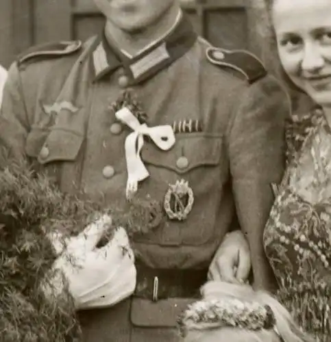 tolles altes Glasnegativ - Hochzeit eines Soldaten mit Bandspange und ISA