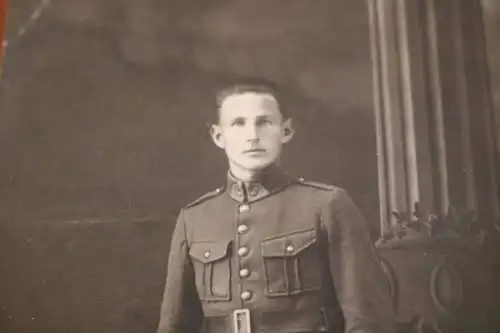 tolles altes Foto Portrait eines Soldaten mit unbekannte Uniform  1910-20 ??