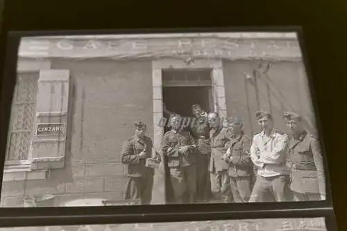 zwei tolle alte Negative - Soldaten vor  Cafe Restaurant Albert Baud - Cinzano W