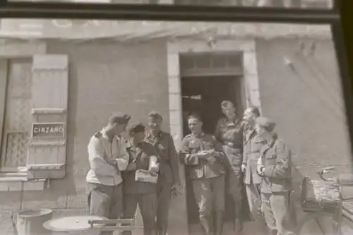 zwei tolle alte Negative - Soldaten vor  Cafe Restaurant Albert Baud - Cinzano W