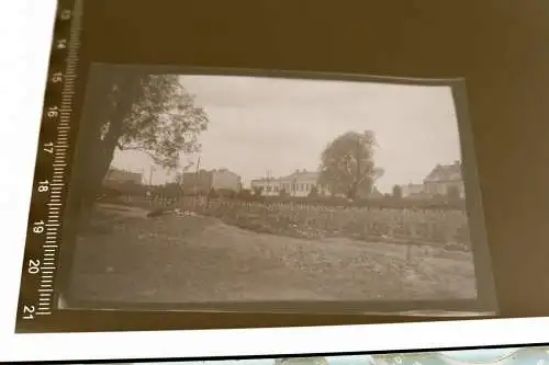 tolles altes Negativ - großer Soldatenfriedhof - Ort ???  Gebäude