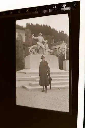 tolles altes Negativ Frau posiert vor Ehrendenkmal Furtwanger Stadtgarten 30-40e