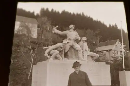 tolles altes Negativ Frau posiert vor Ehrendenkmal Furtwanger Stadtgarten 30-40e