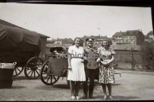 vier tolle alte Negative - Nachschub ? Hübsche Frauen und Soldaten , Gebäude