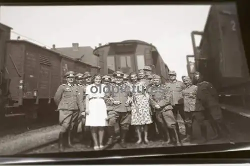 vier tolle alte Negative - Nachschub ? Hübsche Frauen und Soldaten , Gebäude