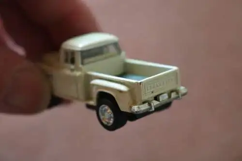 altes kleines Spielzeugauto - Metall - Chevy Stepside Pick Up 1955 -1:64 Alter ?