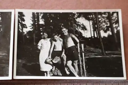 zwei tolle alte Fotos -Familie im Sommer - Badehosen - 1937