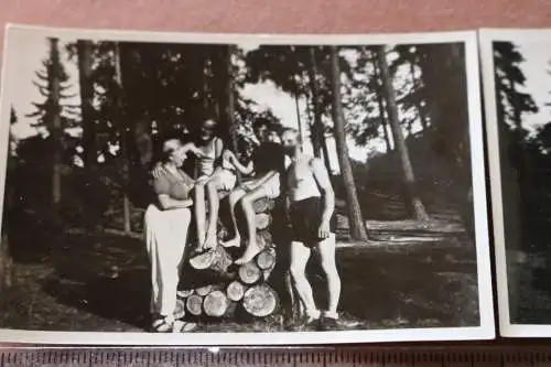 zwei tolle alte Fotos -Familie im Sommer - Badehosen - 1937