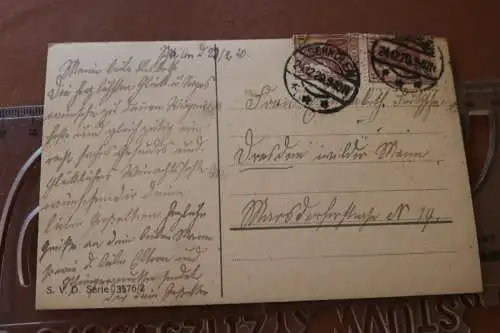 tolle alte Geburtstagskarte- Mädchen mit Regenschirm und Blumen - 1920