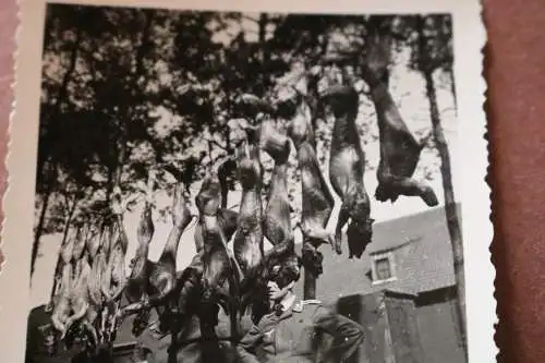 tolles altes Foto Soldat Luftwaffe nach erfolgreicher Hasenjagd 