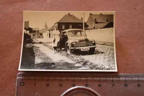 Tolles altes Foto - Frau posiert mit Renault 4CV 1953