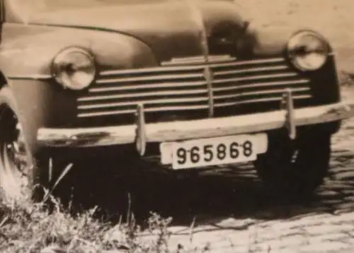 tolles altes Foto - Frau posiert mit Renault 4CV 1953