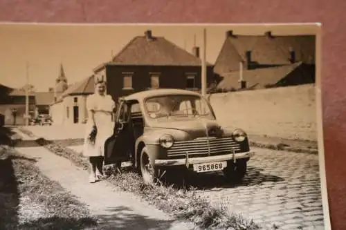 tolles altes Foto - Frau posiert mit Renault 4CV 1953