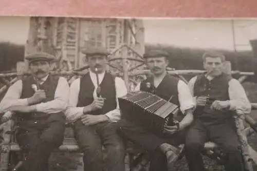 tolles altes Foto - vier Männer mit Pfeifen - einer mit Akkordeon - 1910-30 ?