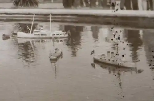 zwei tolle alte Negative - Fachwerkhaus Kreissparkasse 1955 u. Modellboote auf T