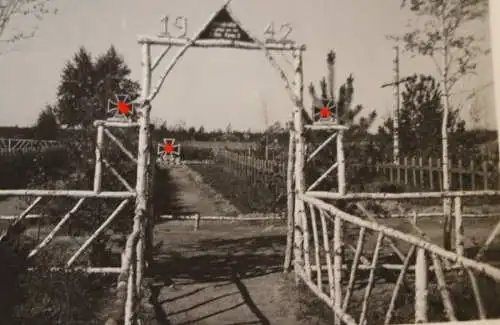 tolles altes Foto - Soldatenfriedhof - angelegt von der  1. San Komp. 5 - 1942