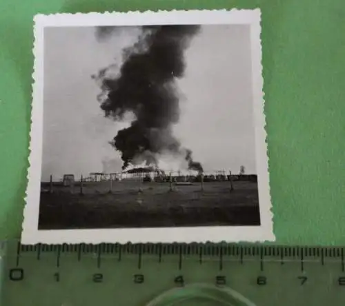 Interessantes altes Foto - brennende Fabrik ? Gebäude ??? Loren davor