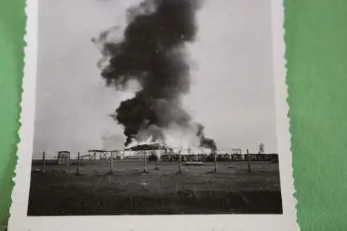 interessantes altes Foto - brennende Fabrik ? Gebäude ??? Loren davor