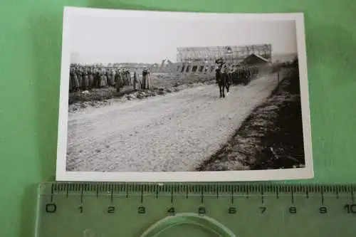 tolles altes Foto - Soldaten maschieren an einem General vorbei 