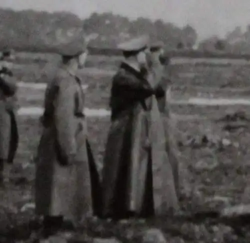 tolles altes Foto - Soldaten maschieren an einem General vorbei