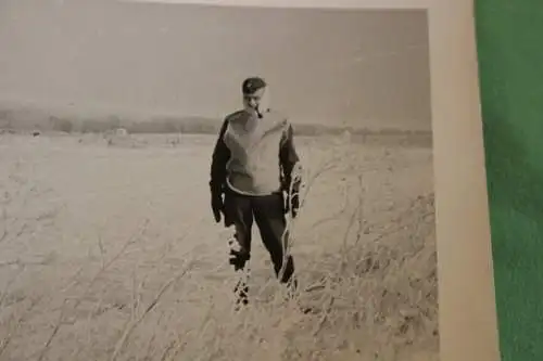 tolles altes Foto - Soldat in notdürftiger Winterkleidung Kanatowa 1942