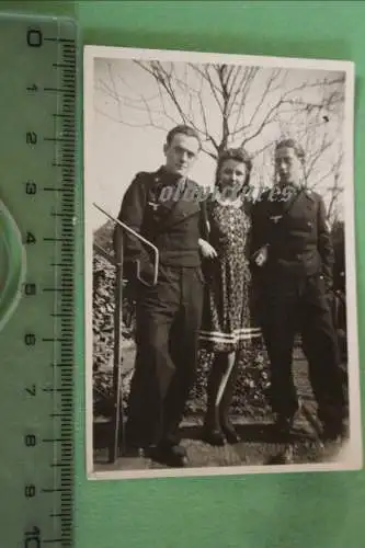 tolles altes Foto - Frau in Begleitung von zwei Soldaten der Panzertruppe 