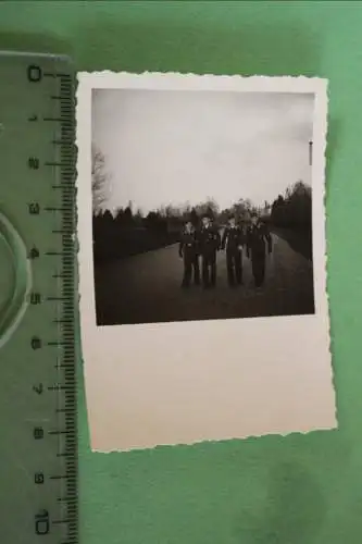 Tolles altes Foto - Gruppe Soldaten der Luftwaffe - Abzeichen