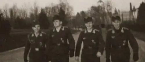 tolles altes Foto - Gruppe Soldaten der Luftwaffe - Abzeichen