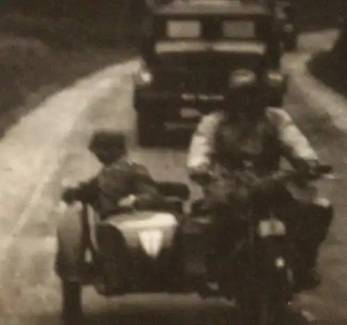 tolles altes Foto - Krad mit Beiwagen mit Div. / Regt.Abz. ??? auf Beiwagen