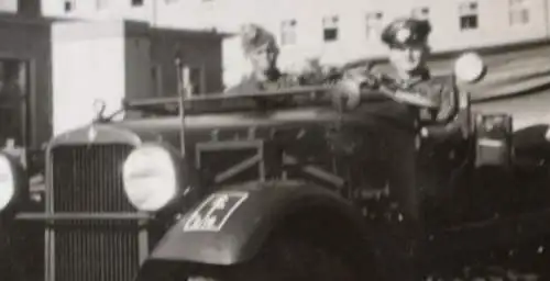 tolles altes Foto - Soldaten posieren mit Einheitswagen ? Regt.zeichen