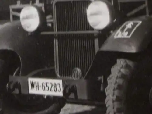 tolles altes Foto - Soldaten posieren mit Einheitswagen ? Regt.zeichen