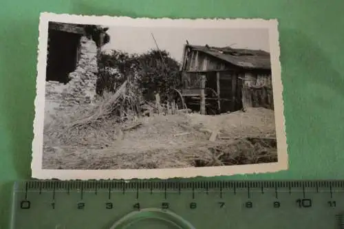 Tolles altes Foto - getarntes Geschütz zwischen Häusern