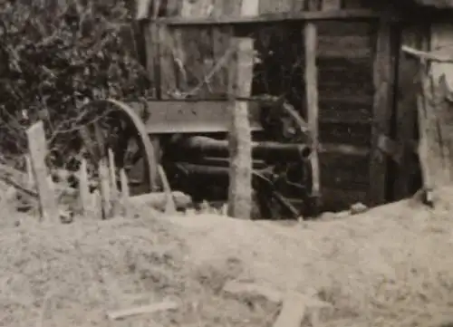 tolles altes Foto - getarntes Geschütz zwischen Häusern