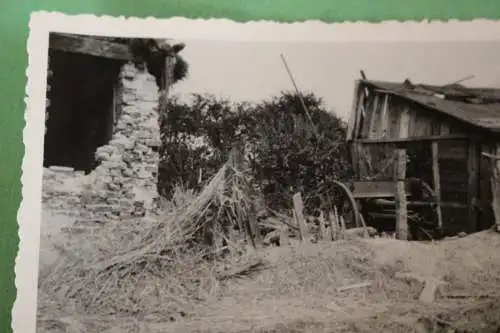 tolles altes Foto - getarntes Geschütz zwischen Häusern