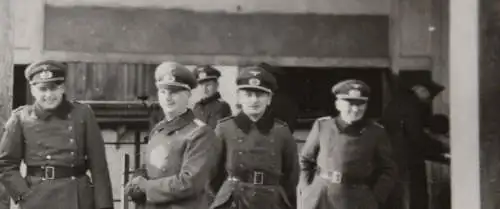 tolles altes Foto - Gruppe Soldaten - Offiziere - Schiessplatz ???