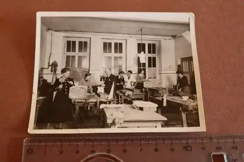 tolles altes Foto Frauen am Holzwerken - Künstlerinnen ? 1934/35 