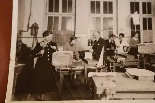 tolles altes Foto Frauen am Holzwerken - Künstlerinnen ? 1934/35 
