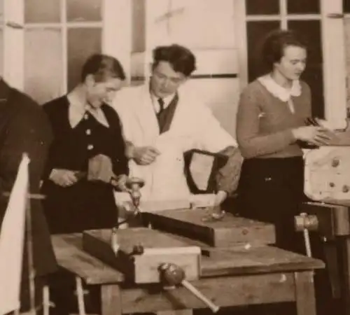 tolles altes Foto Frauen am Holzwerken - Künstlerinnen ? 1934/35 