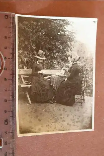 tolles altes Foto zwei Frauen beim Tee oder Kaffee trinken mit Hut - 1885