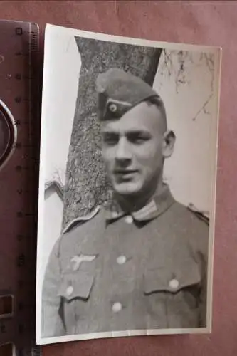 tolles altes Foto - Portrait eines Soldaten mit Schiffchen