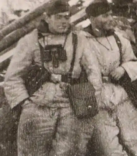 altes Foto deutsche Soldaten in Wintertarn vor Unterstand  Russland ?