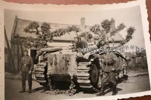 altes Foto deutsche Soldaten mit kaputten französischen Panzer - Bourlasque