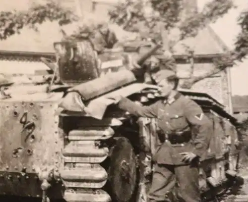 altes Foto deutsche Soldaten mit kaputten französischen Panzer - Bourlasque