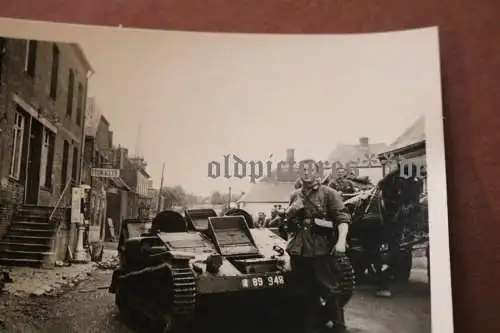 altes Foto deutsche Soldaten mit Renault UE Chenillette 89 948, Azur Zanksäule