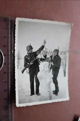 tolles altes Foto - Soldat LW und Fallschirmjäger bauen Schneefrau- Katze spiele