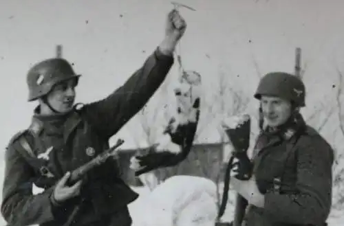 tolles altes Foto - Soldat LW und Fallschirmjäger bauen Schneefrau- Katze spiele