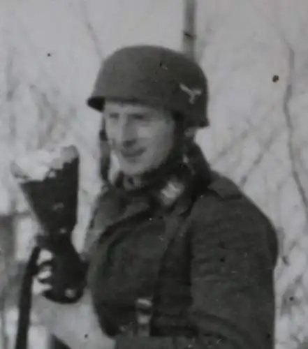 tolles altes Foto - Soldat LW und Fallschirmjäger bauen Schneefrau- Katze spiele