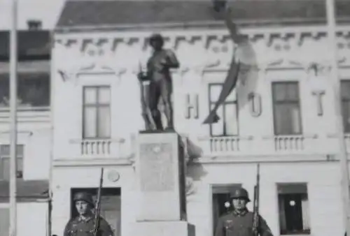 altes Foto - Ehrendenkmal Soldaten 1. Weltkrieg Bronzefigur Soldat - Ort ? Hotel